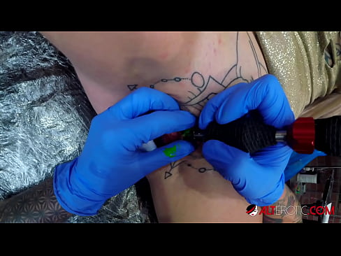 ❤️ Ekstreme tatuita varmulo Sully Savage ricevis tatuon sur sia klitoro ️❌ Nur porno ĉe ni % eo.liporno.ru%